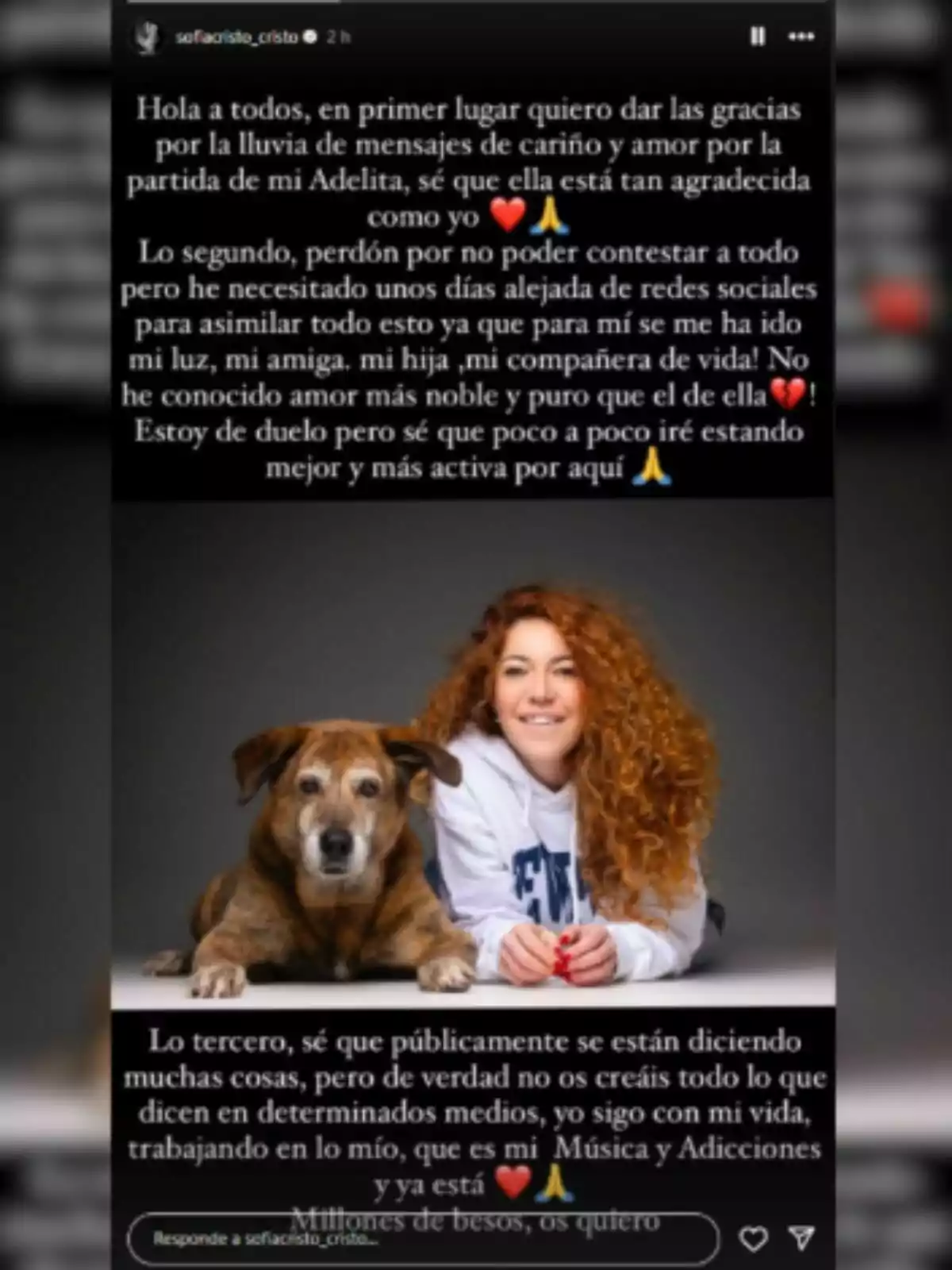 Imagen de Sofía Cristo mientras sonríe a la misma vez que está acostada junto a un perro. Hay un mensaje de agradecimiento y reflexión sobre la pérdida de un ser querido, expresando gratitud por el apoyo recibido y mencionando la importancia de seguir adelante con su vida y proyectos personales.