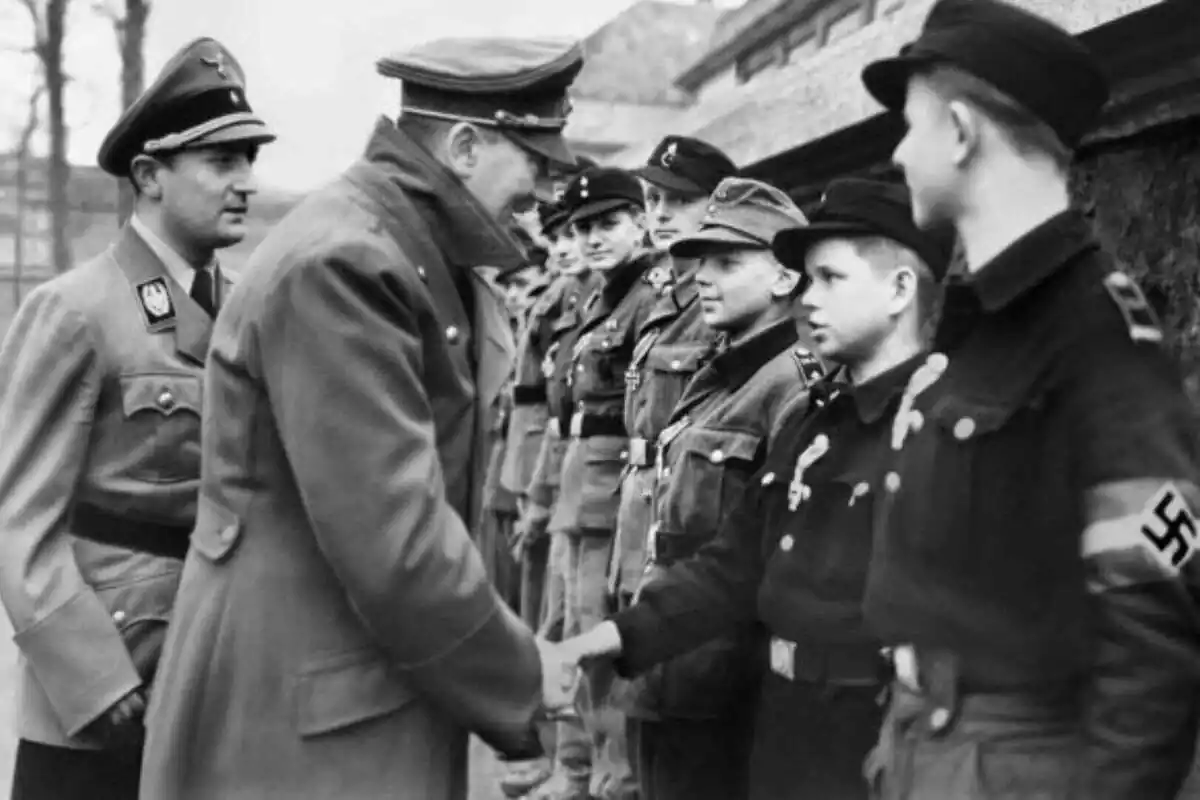 Hitler dando la mano a soldados jóvenes