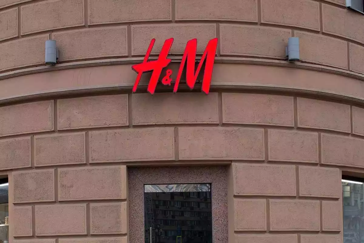 Logotipo de H&M de un outlet de moda H&M en Moscú