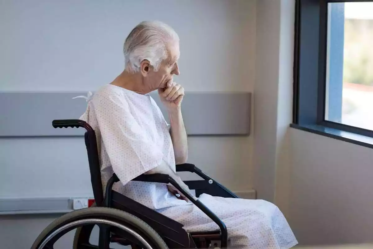 Hombre mayor en una silla de ruedas en el hospital