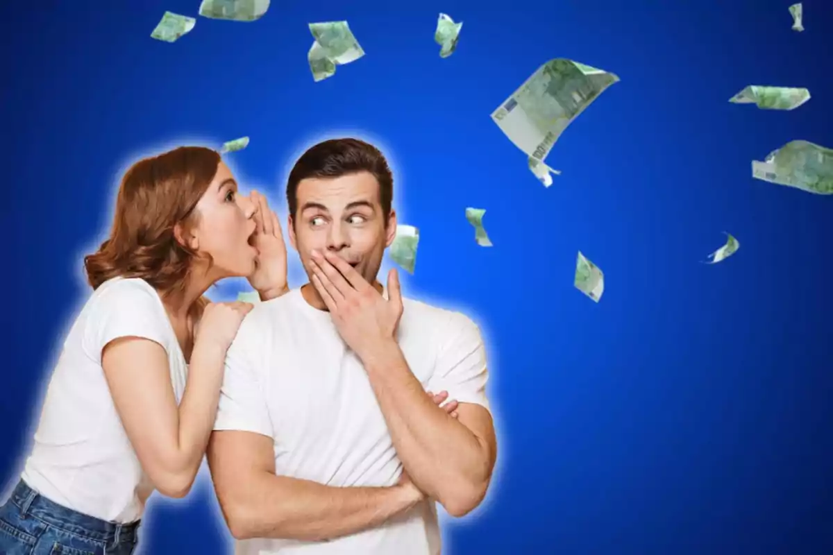 Una mujer susurra al oído de un hombre mientras billetes vuelan en el aire sobre un fondo azul. Una mujer susurra al oído de un hombre mientras billetes vuelan en el aire sobre un fondo azul.