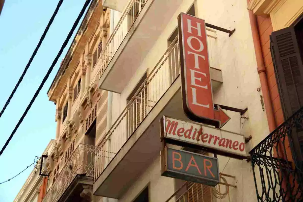 Imagen de un hotel en Sant Feliu de Guíxols, cuyo nombre es Mediterráneo, que iba a ser subastado