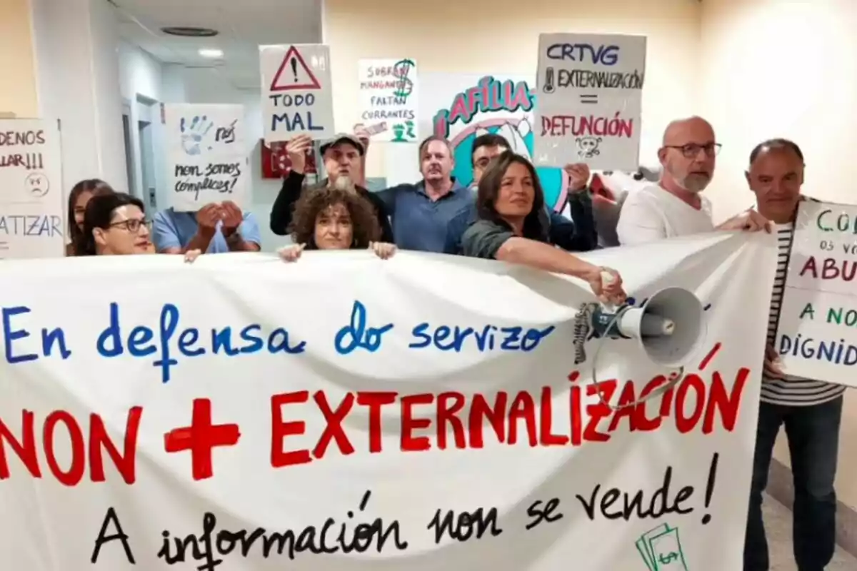 Trabajadores de la Televisión de Galicia sosteniendo pancartas en una manifestación en defensa del servicio público y en contra de la externalización.