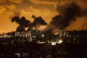 El humo se eleva tras los ataques israelíes mientras continúan los combates entre las fuerzas israelíes y el grupo militante palestino Hamás