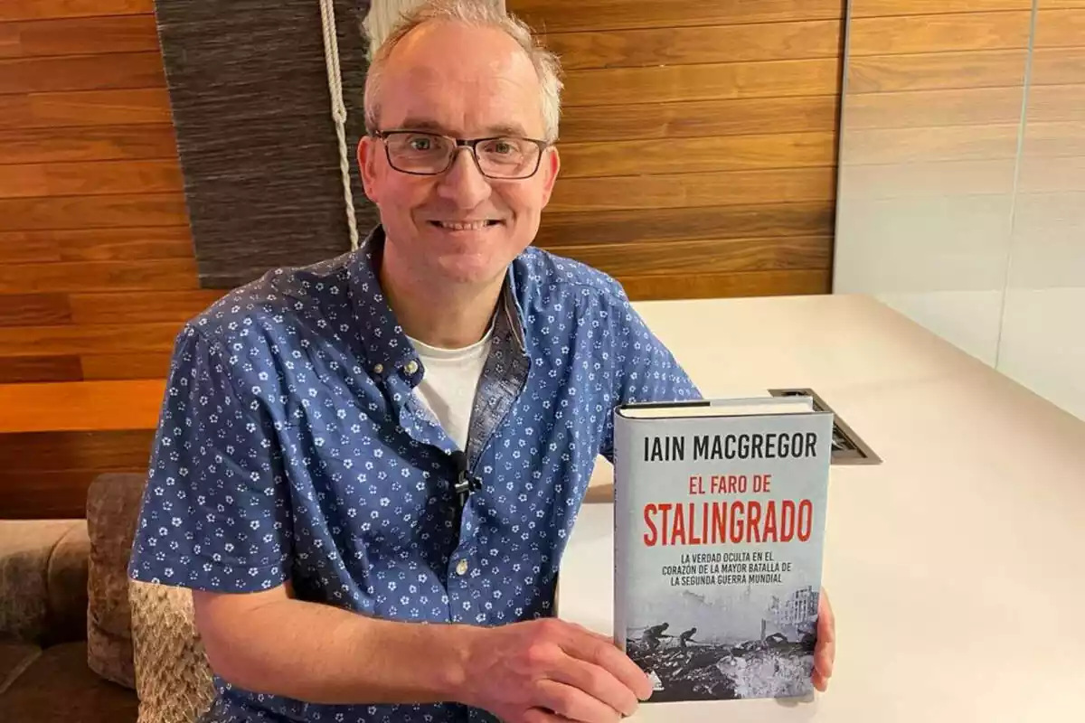 Iain MacGregor sosteniendo su libro 'El Faro de Stalingrado'