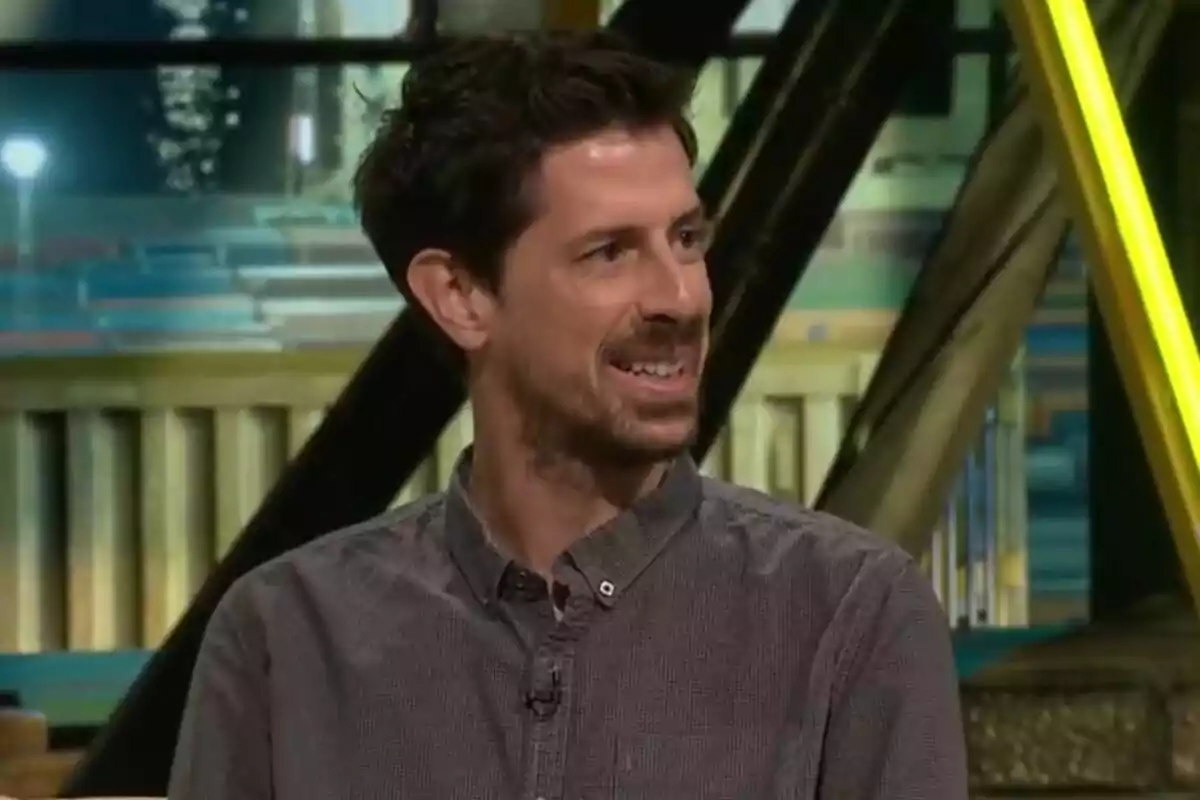 Ignasi Taltavull con barba y cabello oscuro sonríe mientras está sentado en el plató de Zona Franca.