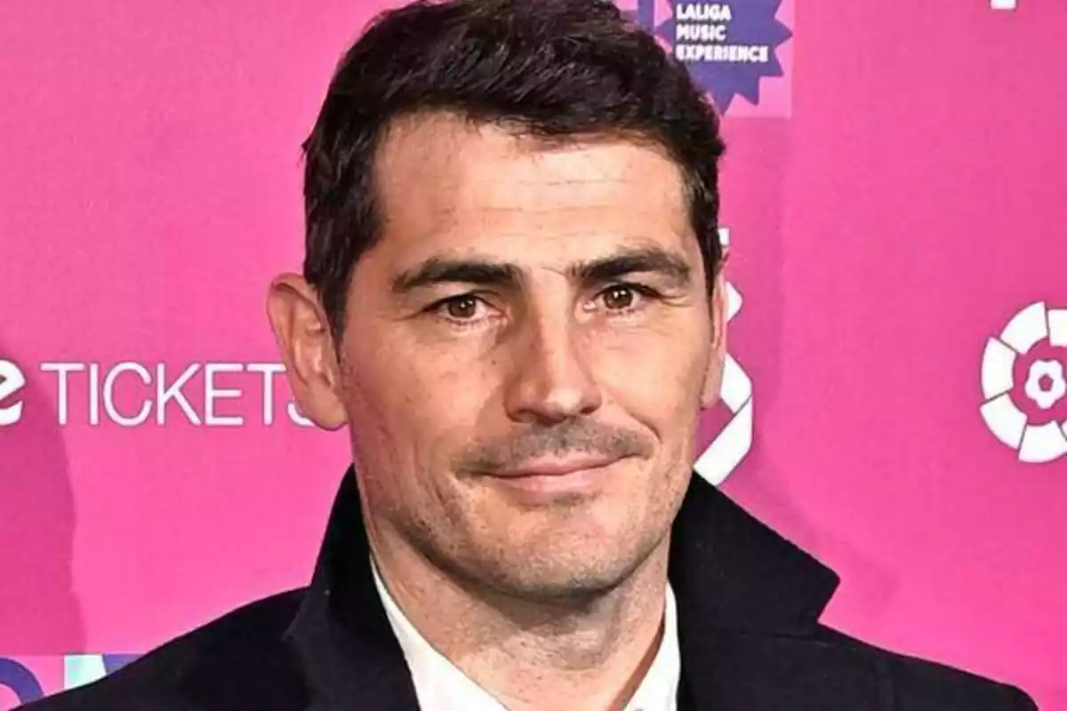 Primer plano de Iker Casillas sonriendo en 'OMG! La Liga Music Experience'