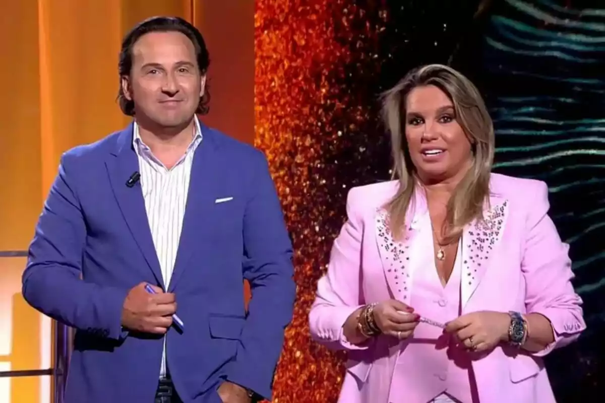 Captura de Iker Jiménez y Carmen Porter, una con chaqueta azul y la otra con chaqueta rosa, en el plató de Horizonte