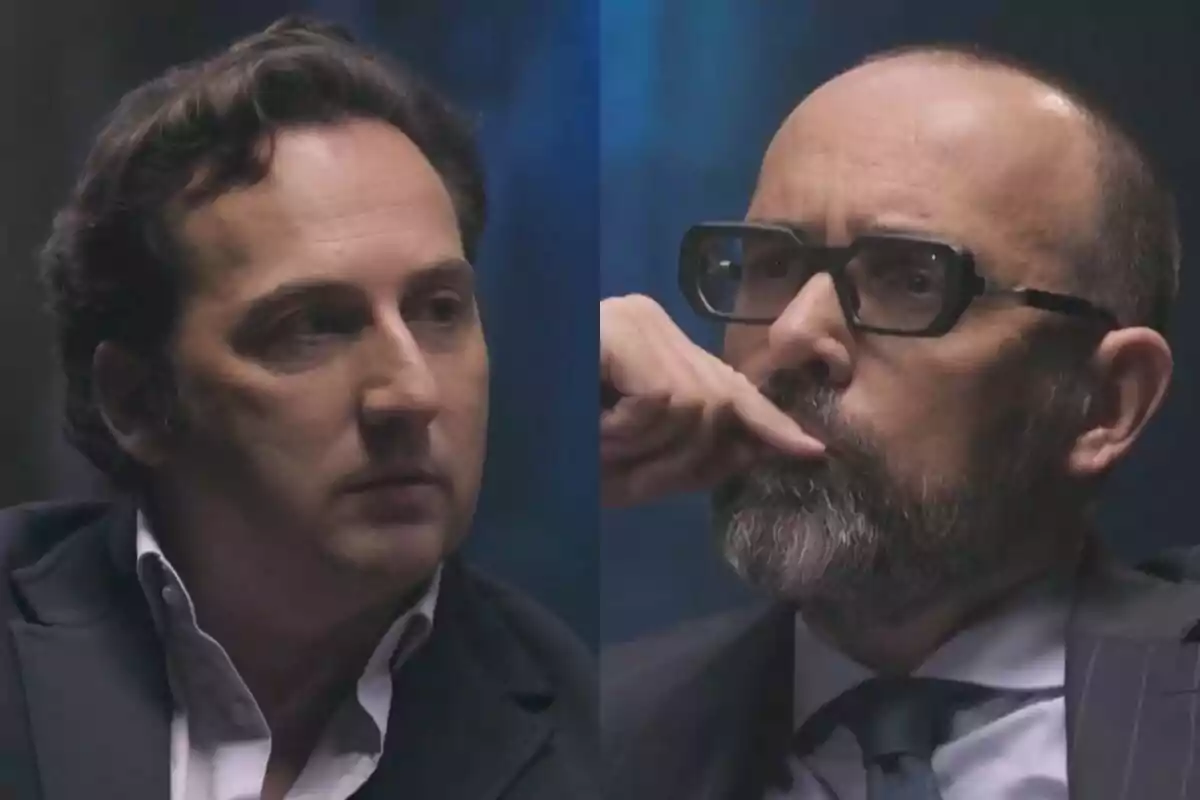 Iker Jiménez y Risto Mejide en una conversación seria, uno con cabello rizado y el otro con barba y gafas, ambos con trajes oscuros en 'Viajando con Chester'.