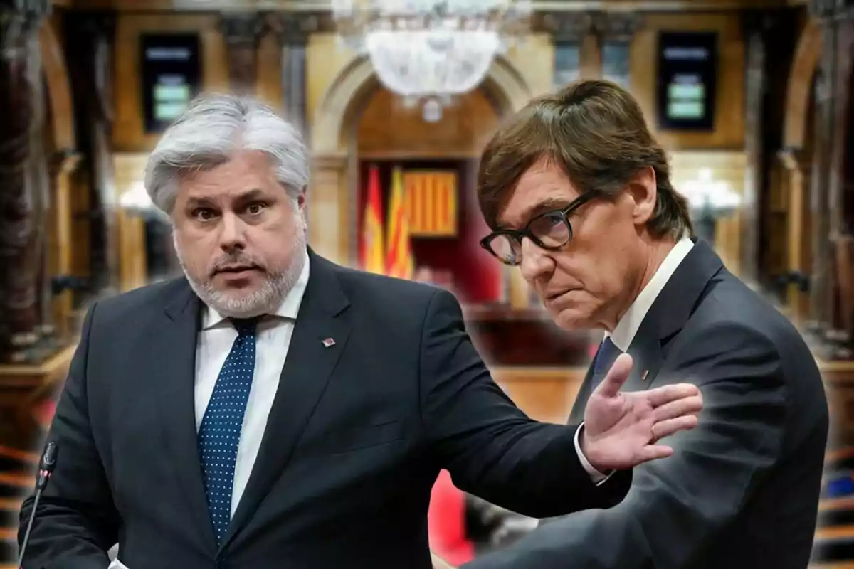 Dos hombres de traje en un entorno parlamentario.