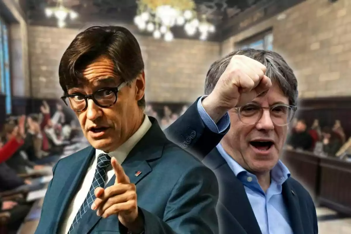 Dos hombres con gafas y traje en primer plano, uno señalando con el dedo y el otro levantando el puño, con un fondo de personas en una sala de reuniones