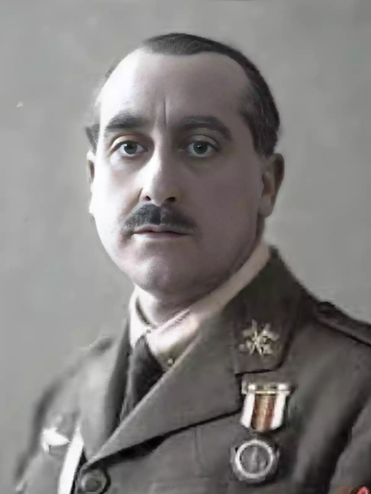 Retrato de un hombre con bigote vistiendo un uniforme militar antiguo y condecoraciones sobre el pecho Retrato de un hombre con bigote vistiendo un uniforme militar antiguo y condecoraciones sobre el pecho