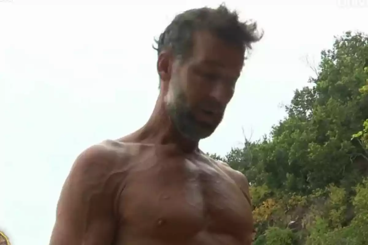 Álvaro Escassi sin camisa al aire libre con árboles de fondo. Álvaro Escassi sin camisa al aire libre con árboles de fondo.