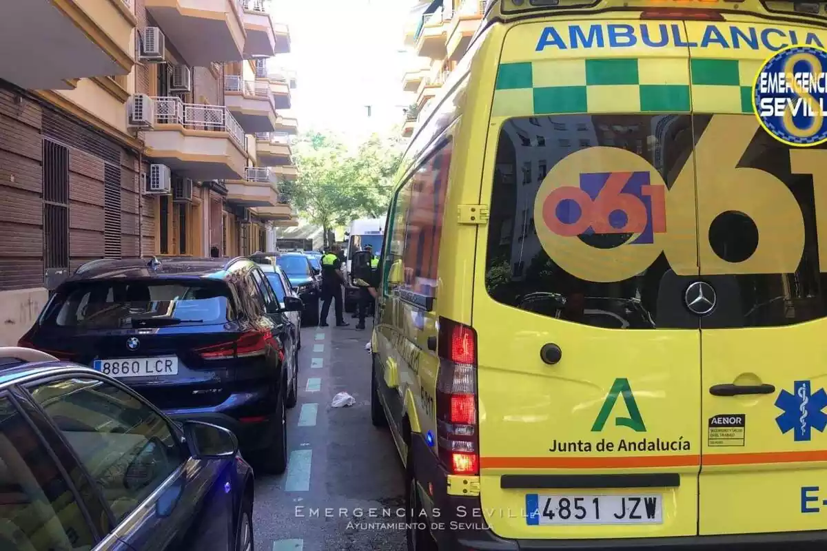 Imagen donde muestra una ambulancia en la calle Echegaray (Sevilla) donde ha ocurrido un atropello mortal