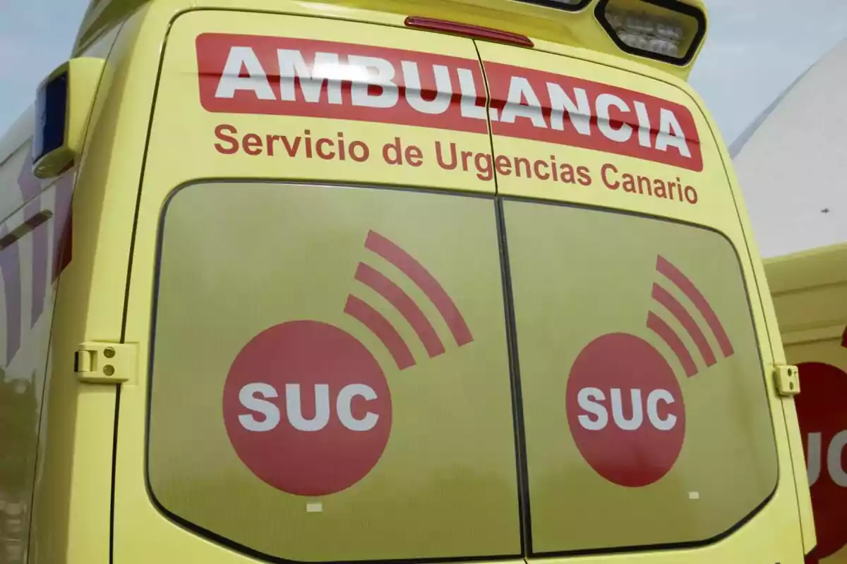 Una ambulancia amarilla del Servicio de Urgencias Canario con el logotipo Una ambulancia amarilla del Servicio de Urgencias Canario con el logotipo