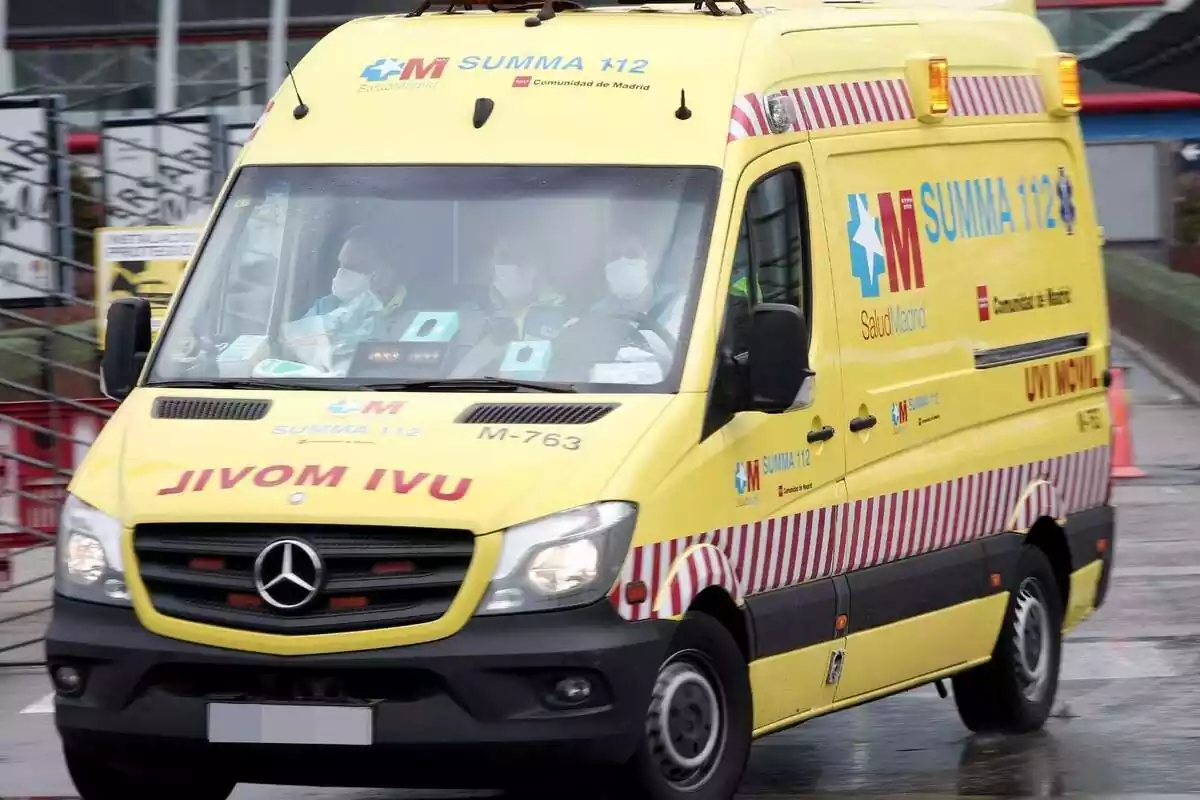 Imagen de una ambulancia SUMA del 112 en marcha en plena pandemia
