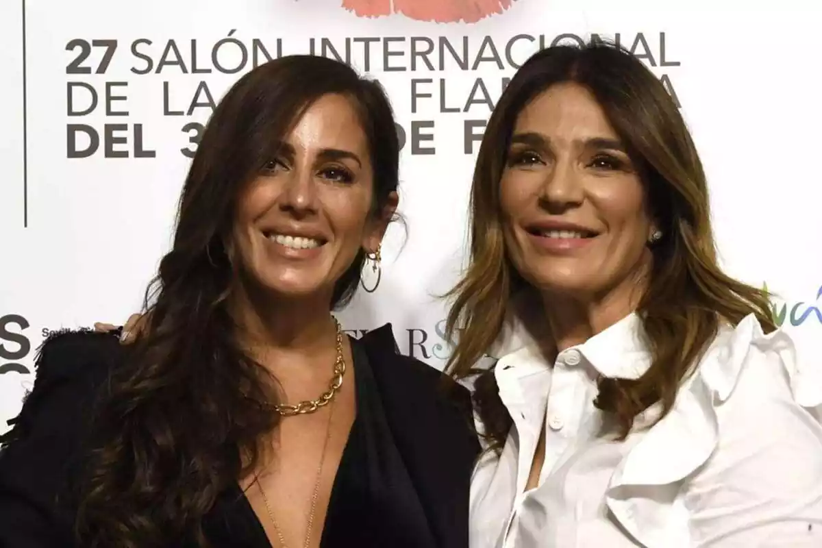 Imagen de Anabel Pantoja con Raquel Bollo, ambas sonriendo, en un evento