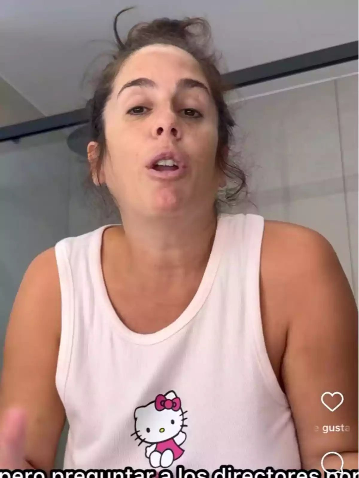 Anabel Pantoja con el cabello recogido lleva una camiseta sin mangas con un diseño de Hello Kitty.