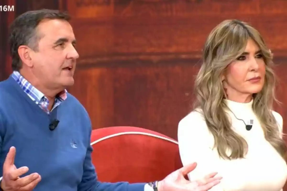 Antonio Montero y Marisa Martín-Blázquez sentados en un set de televisión, una de ellas con un suéter azul y la otra con una blusa blanca, ambas parecen estar participando en una conversación. Antonio Montero y Marisa Martín-Blázquez sentados en un set de televisión, una de ellas con un suéter azul y la otra con una blusa blanca, ambas parecen estar participando en una conversación.