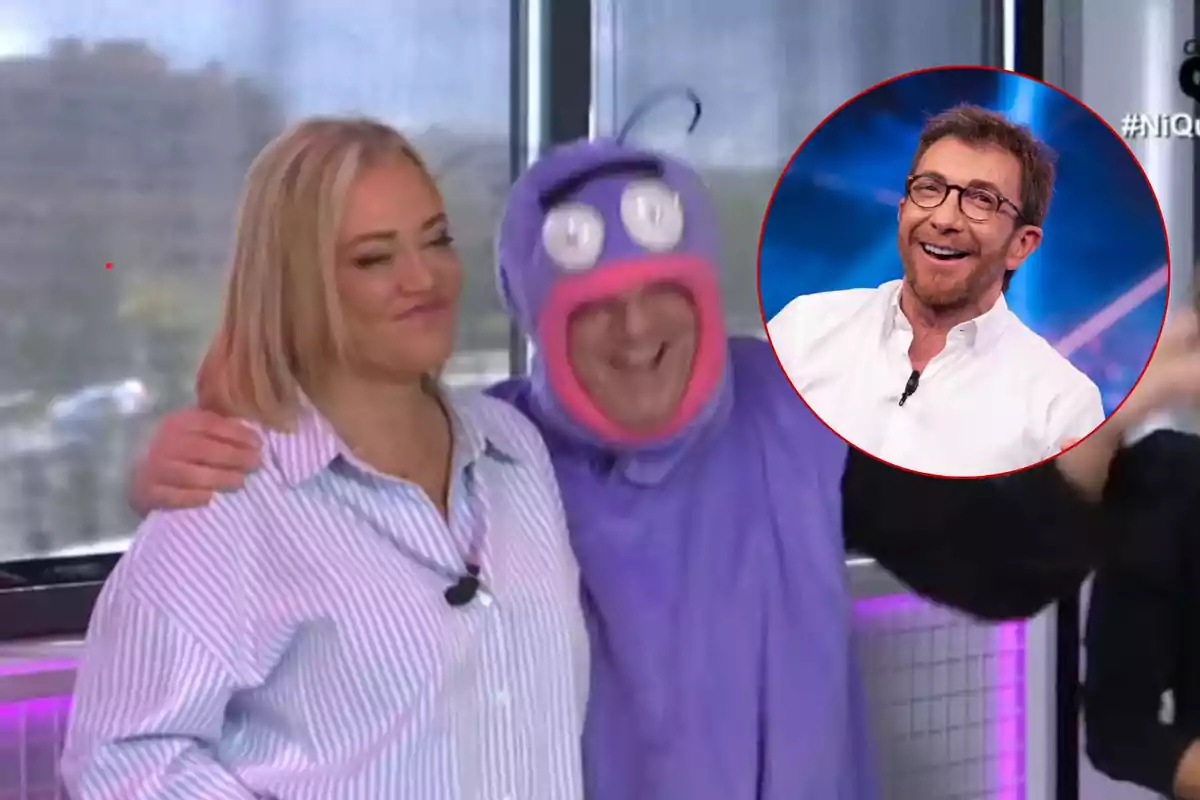 Belén Esteban sonríe junto a Víctor Sandoval disfrazado de hormiga de 'El Hormiguero' con ojos grandes y una imagen de Pablo Motos con gafas y camisa blanca aparece en un círculo superpuesto.