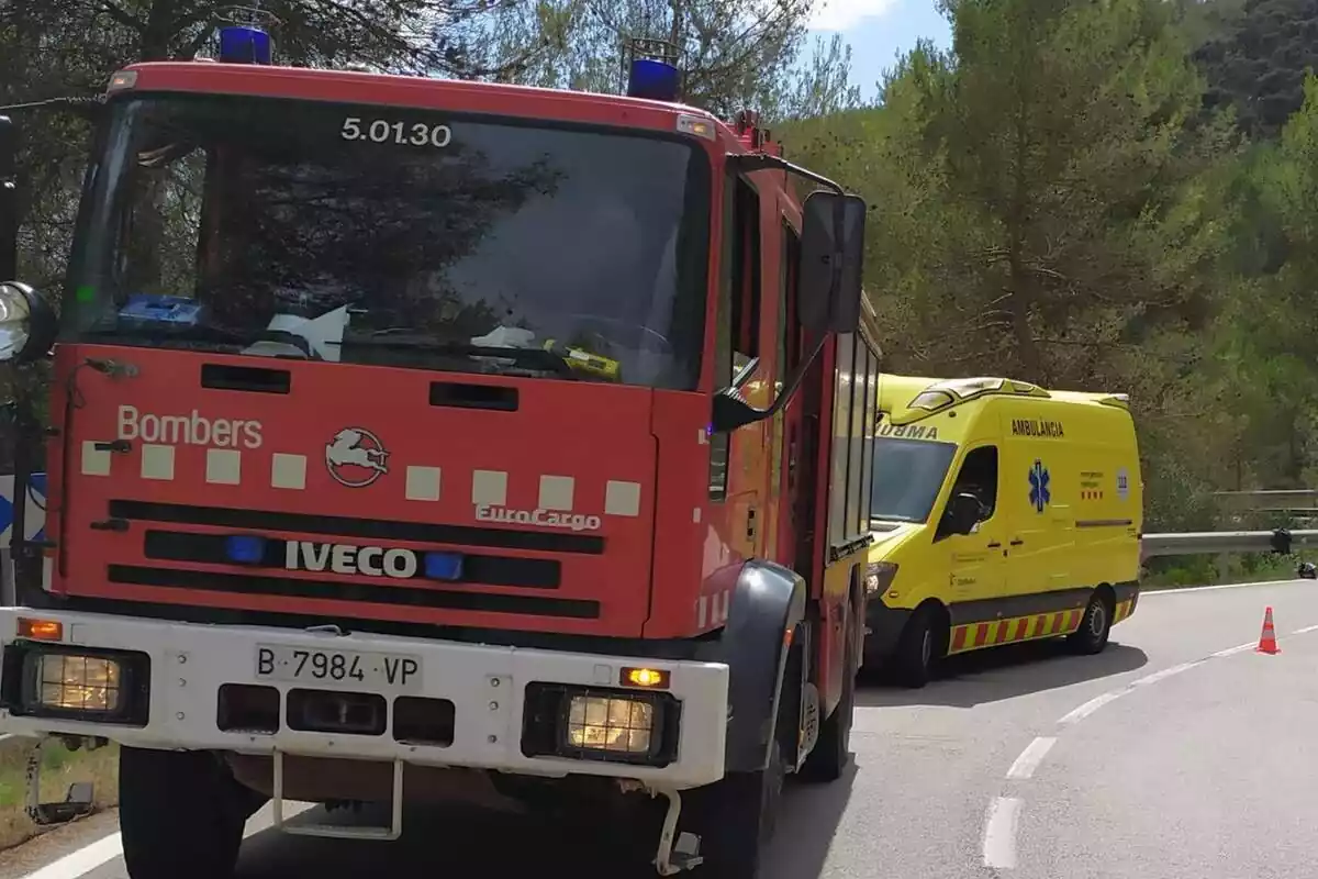 Imagen de un camión de los Bomberos de la Generalitat y una ambuláncia del SEM