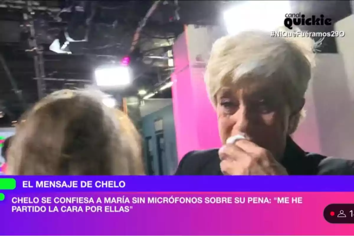 Chelo García-Cortés en un estudio de televisión se limpia las lágrimas mientras habla con otra persona. Chelo García-Cortés en un estudio de televisión se limpia las lágrimas mientras habla con otra persona.