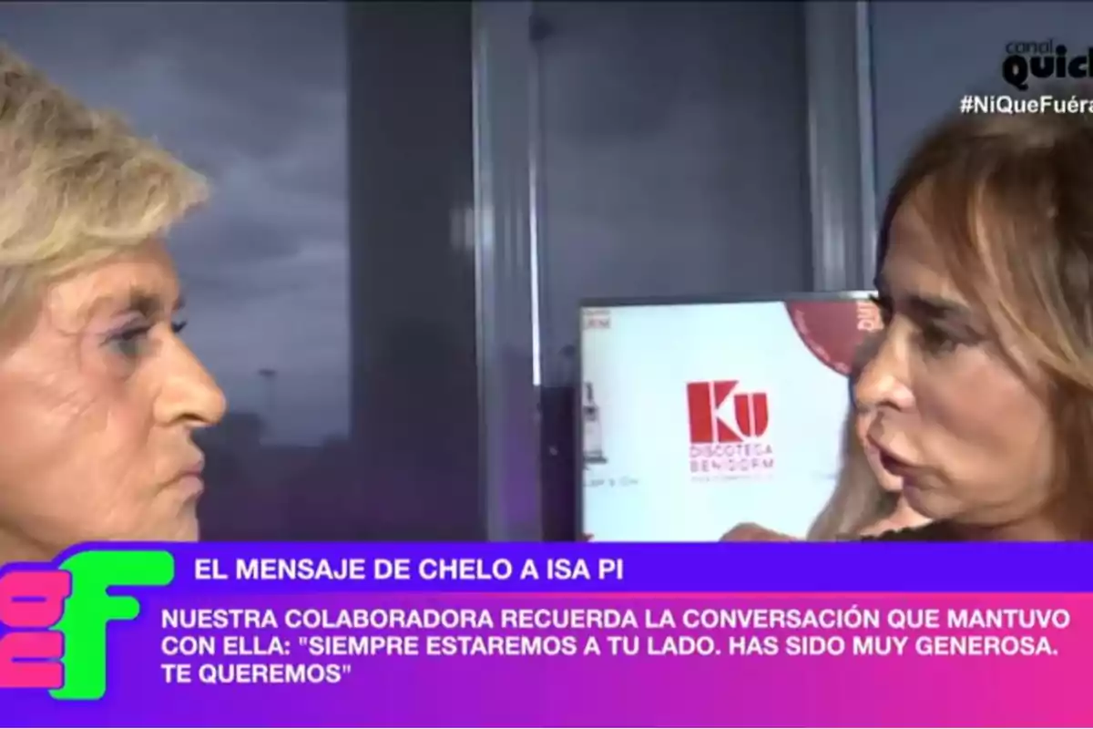 Chelo García-Cortés y María Patiño conversan frente a frente en un programa de televisión con un mensaje en la parte inferior que dice Chelo García-Cortés y María Patiño conversan frente a frente en un programa de televisión con un mensaje en la parte inferior que dice
