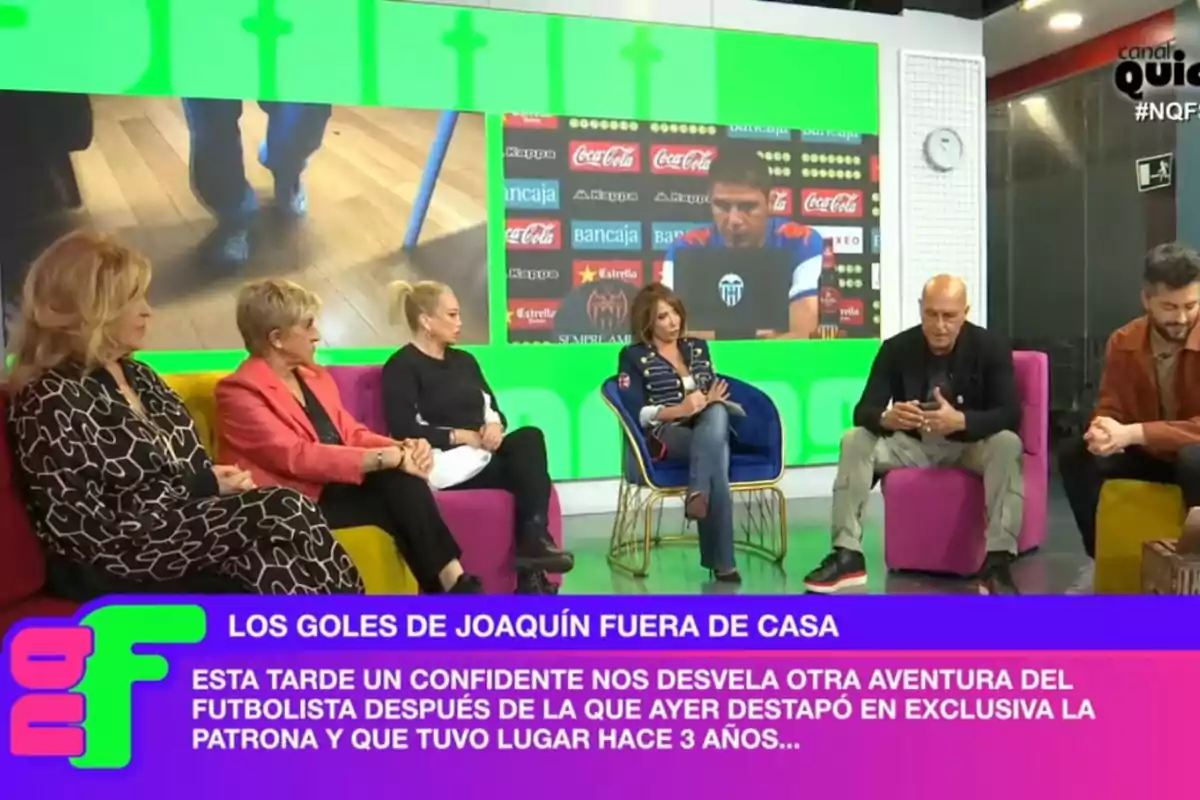 Un grupo de personas está sentado en 'Ni que fuéramos', mientras en la pantalla detrás de ellos se muestra una imagen relacionada con fútbol. Un grupo de personas está sentado en 'Ni que fuéramos', mientras en la pantalla detrás de ellos se muestra una imagen relacionada con fútbol.