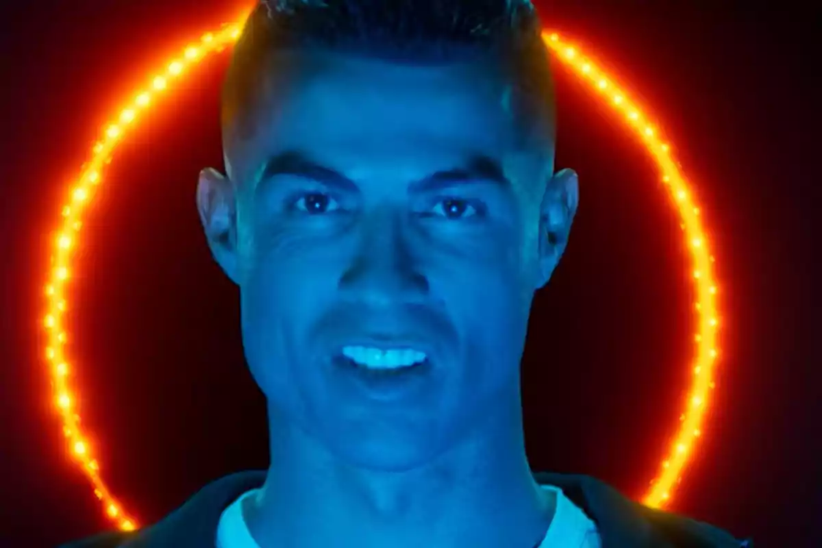 Un hombre con iluminación azul y un anillo de luz naranja detrás. Un hombre con iluminación azul y un anillo de luz naranja detrás.