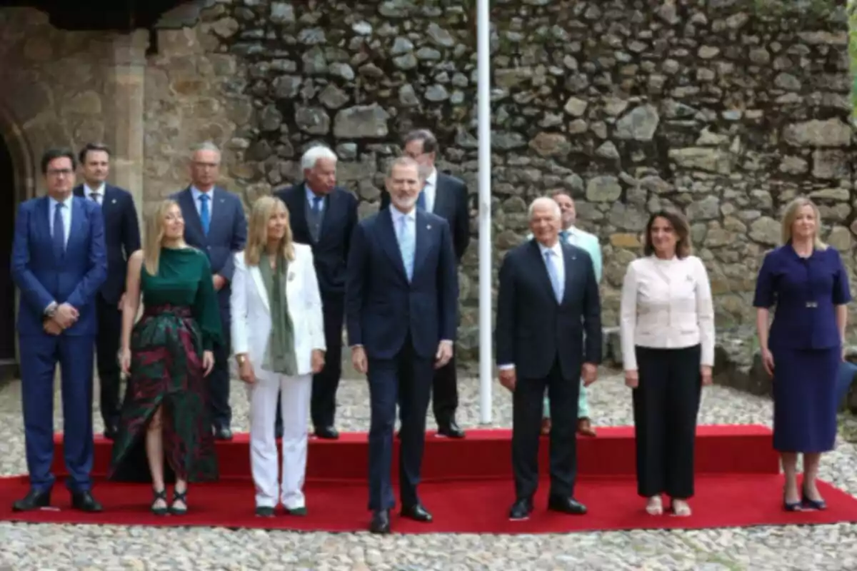 El Rey Felipe VI entrega el XVIII Premio Europeo Carlos V al exalto Representante de la Unión para Asuntos Exteriores y Política de Seguridad y expresidente del Parlamento Europeo, Josep Borrell, en el Monasterio de San Jerónimo de Yuste, a 9 de mayo de 2025, en Cuacos de Yuste, Cáceres. El Rey Felipe VI entrega el XVIII Premio Europeo Carlos V al exalto Representante de la Unión para Asuntos Exteriores y Política de Seguridad y expresidente del Parlamento Europeo, Josep Borrell, en el Monasterio de San Jerónimo de Yuste, a 9 de mayo de 2025, en Cuacos de Yuste, Cáceres.