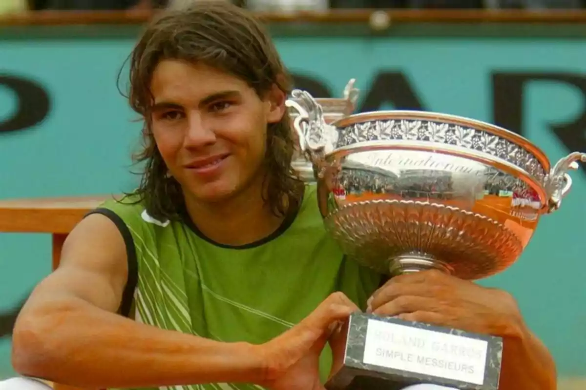 Imagen de Rafa Nadal sujetando un trofeo del Roland Garros en sus primeros años Imagen de Rafa Nadal sujetando un trofeo del Roland Garros en sus primeros años