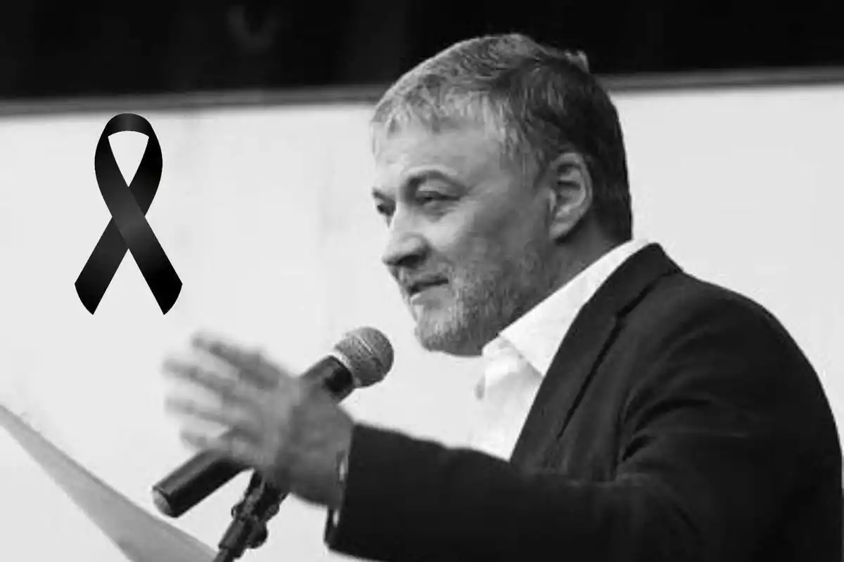 El periodista Pepe Seijo, de perfil, hablando a un micrófono en una foto en blanco y negro que tiene un lazo negro al lado