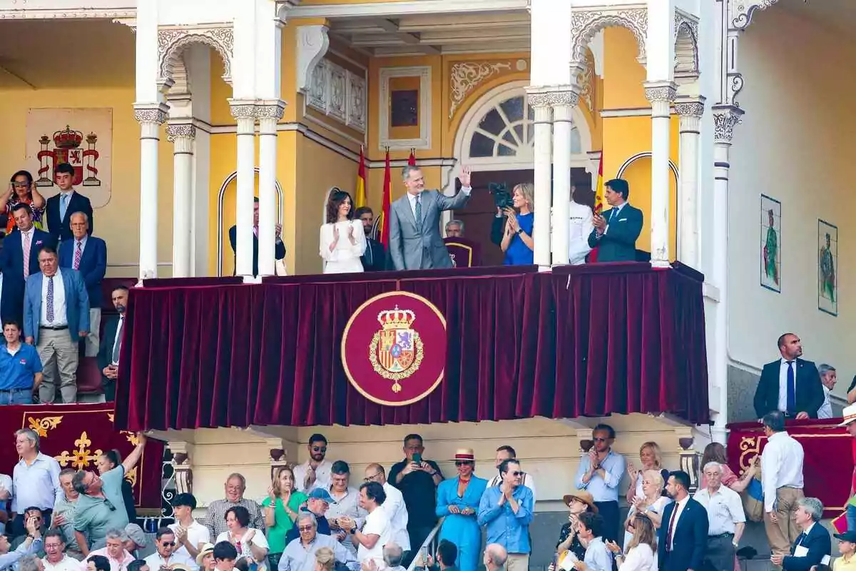 Imagen del rey Felipe saludando desde el palco presidencial en la plaza de Las Ventas Imagen del rey Felipe saludando desde el palco presidencial en la plaza de Las Ventas
