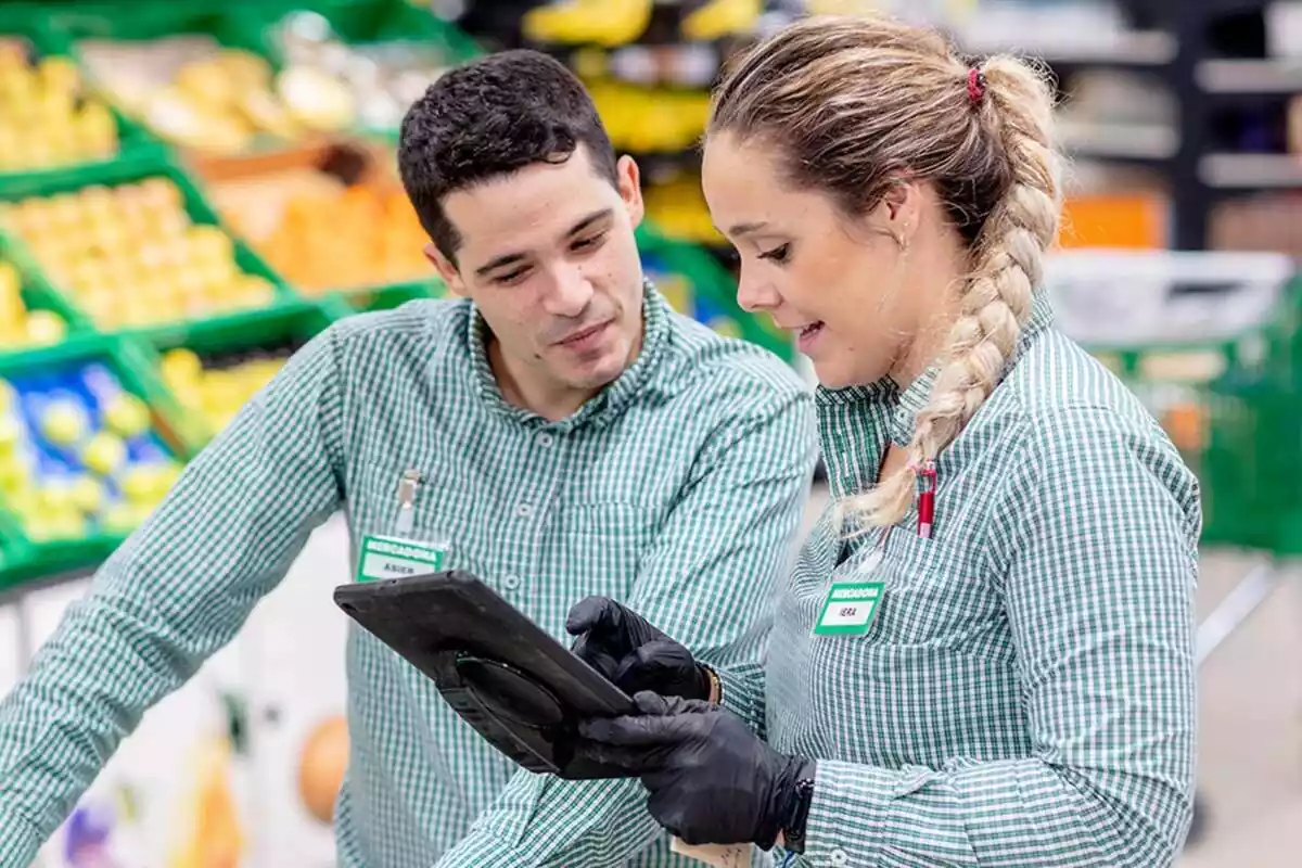 Imagen de dos trabajadores de la cadena de supermercados Mercadona