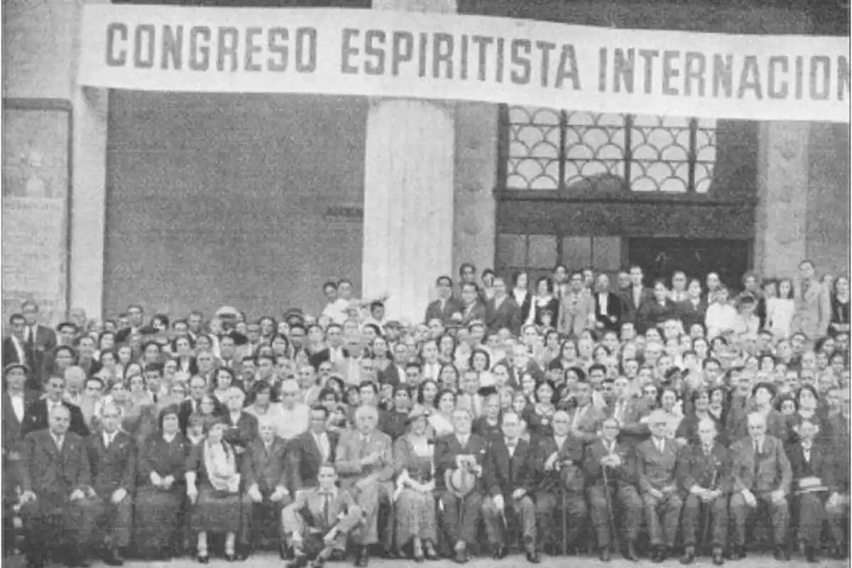 Imagen en blanco y negro del congreso espiritista internacional en Barcelona con decenas de personas
