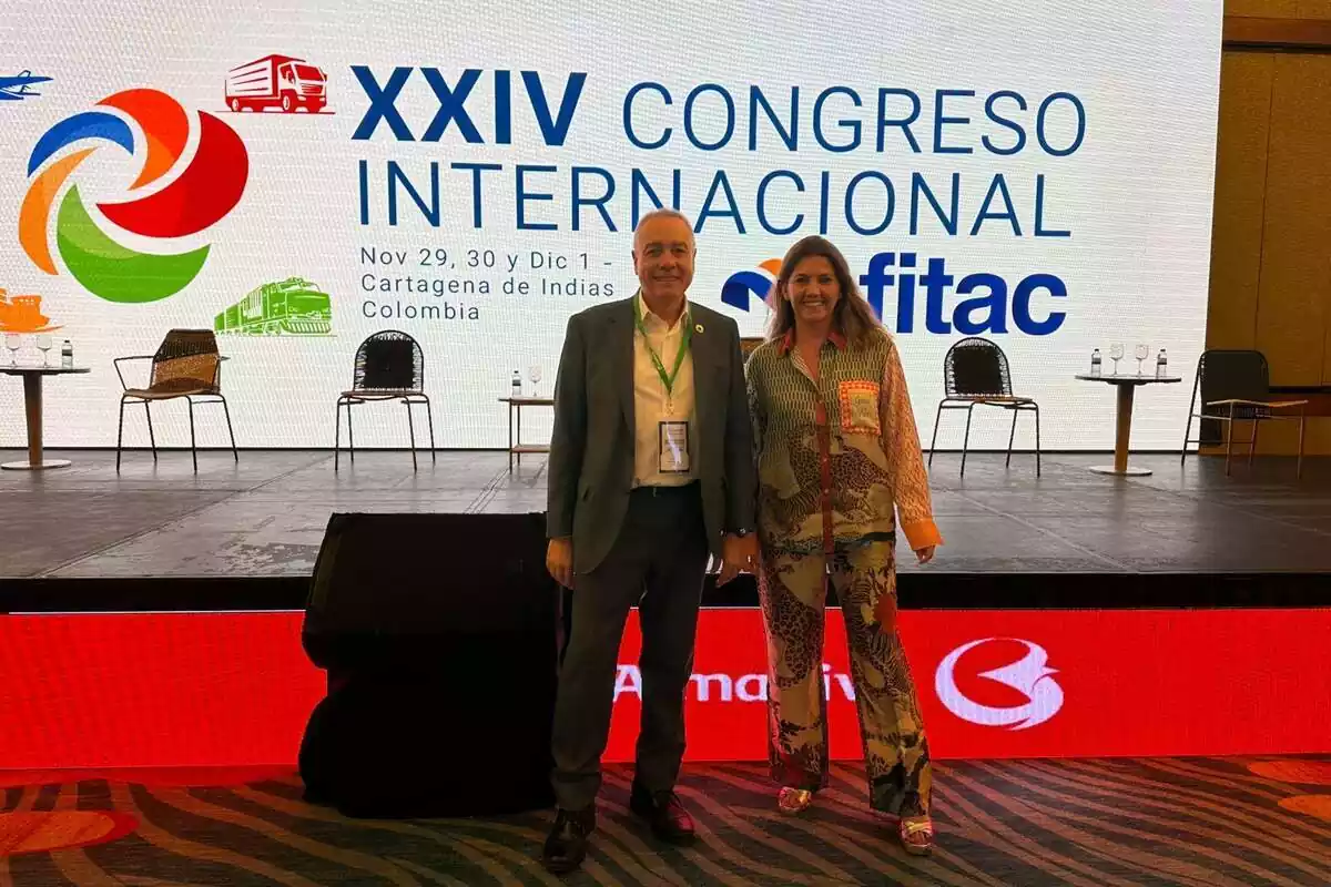 Dos personas posando sonrientes en el escenario del XXIX Congreso Internacional FITAC