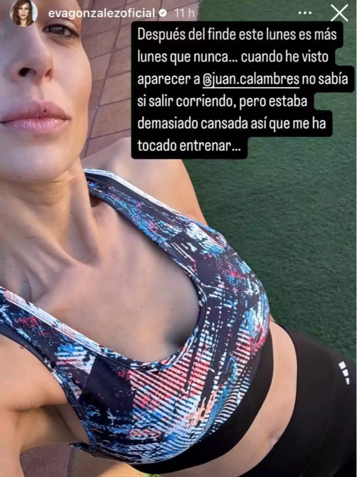 Eva González en ropa deportiva toma una selfie al aire libre, con un texto superpuesto que menciona su cansancio después del fin de semana y la sorpresa de ver a alguien llamado Juan Calambres. Eva González en ropa deportiva toma una selfie al aire libre, con un texto superpuesto que menciona su cansancio después del fin de semana y la sorpresa de ver a alguien llamado Juan Calambres.