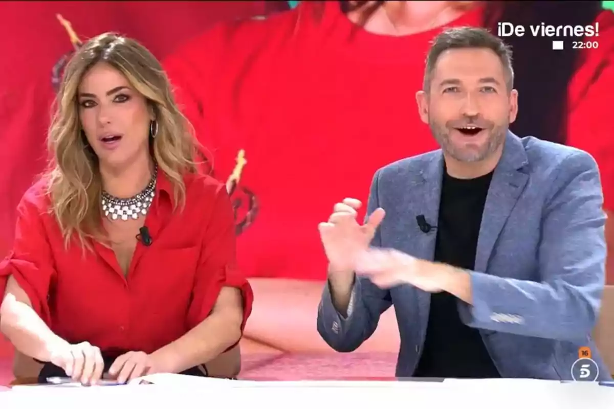 Verónica Dulanto y Frank Blanco están sentados en un set colorido; la mujer lleva una camisa roja y un collar llamativo, mientras que el hombre viste una chaqueta azul y una camiseta negra; ambos parecen estar hablando animadamente. Verónica Dulanto y Frank Blanco están sentados en un set colorido; la mujer lleva una camisa roja y un collar llamativo, mientras que el hombre viste una chaqueta azul y una camiseta negra; ambos parecen estar hablando animadamente.