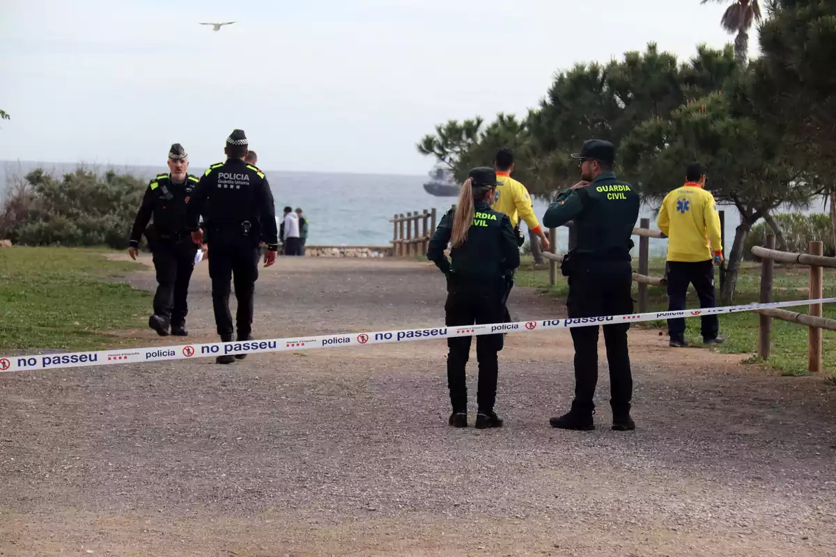 Imagen de varios agentes de la Guardia Civil, de los Mossos d'Esquadra y personal del SEM en una playa de Tarragona