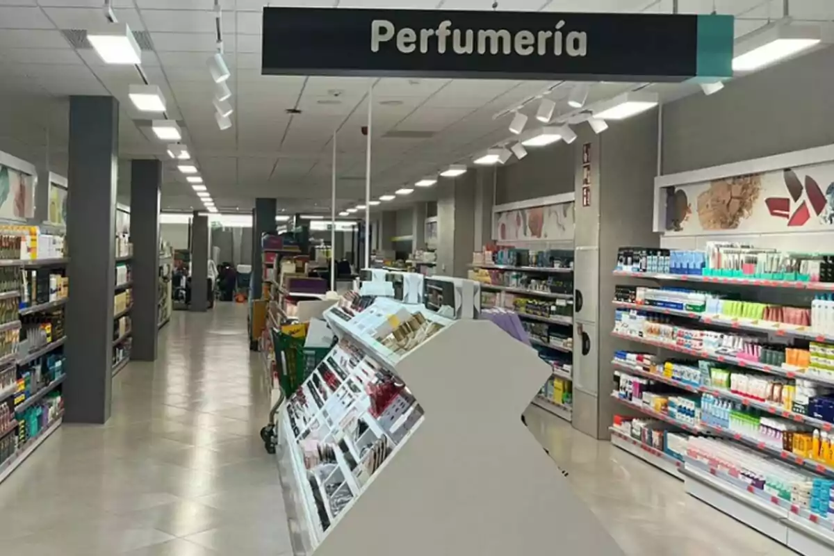 Pasillo de una tienda con estantes llenos de productos de perfumería y cosmética, iluminado con luces de techo. Pasillo de una tienda con estantes llenos de productos de perfumería y cosmética, iluminado con luces de techo.