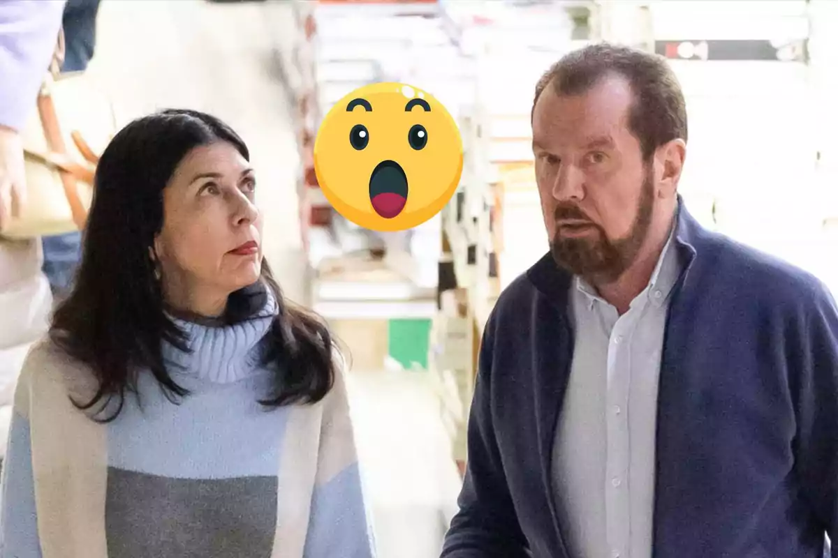 Jesús Ortiz y Ana Togores caminando en un lugar con estantes llenos de libros y un emoji sorprendido superpuesto en la imagen.