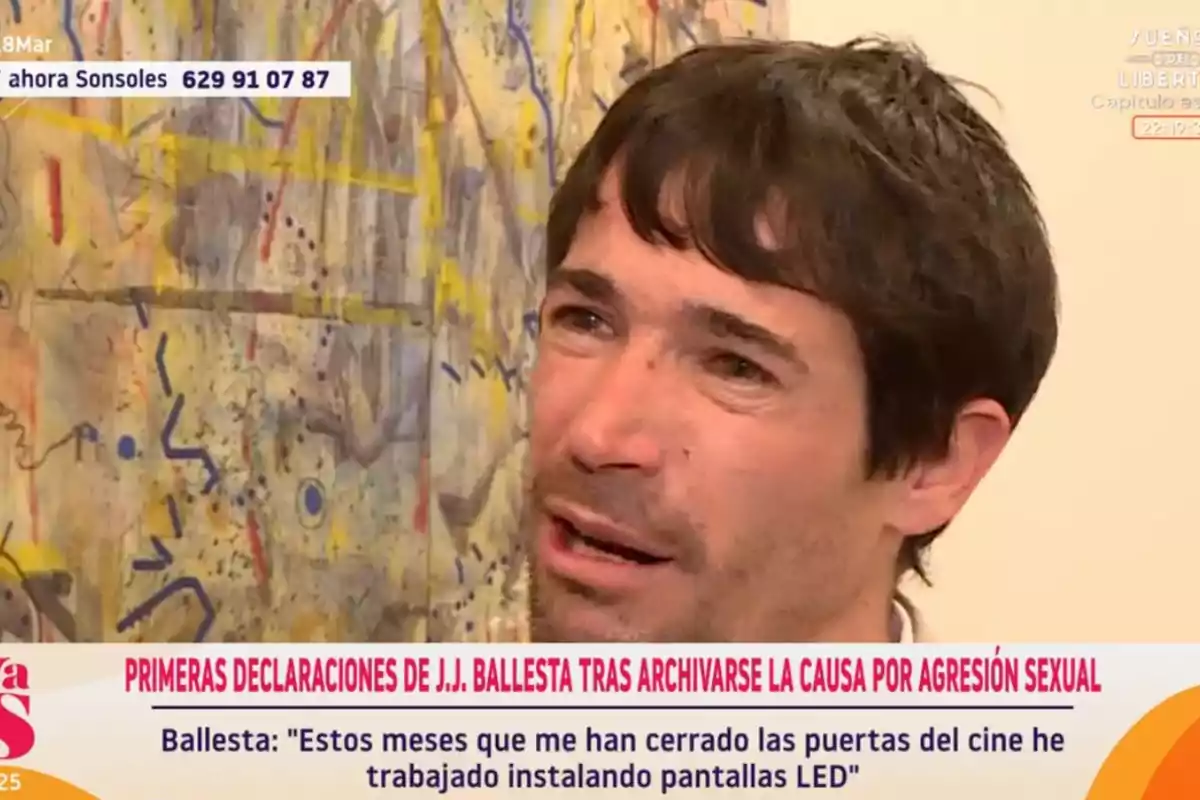 Juan José Ballesta con cabello oscuro aparece en una entrevista televisiva, con un fondo de arte abstracto y un texto en pantalla que menciona declaraciones sobre un caso legal. Juan José Ballesta con cabello oscuro aparece en una entrevista televisiva, con un fondo de arte abstracto y un texto en pantalla que menciona declaraciones sobre un caso legal.