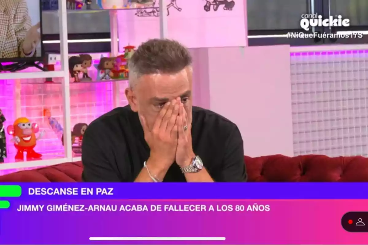 Kiko Hernández se cubre el rostro con las manos en un programa de televisión, mientras en la pantalla se muestra un mensaje de condolencias por el fallecimiento de Jimmy Giménez-Arnau a los 80 años. Kiko Hernández se cubre el rostro con las manos en un programa de televisión, mientras en la pantalla se muestra un mensaje de condolencias por el fallecimiento de Jimmy Giménez-Arnau a los 80 años.