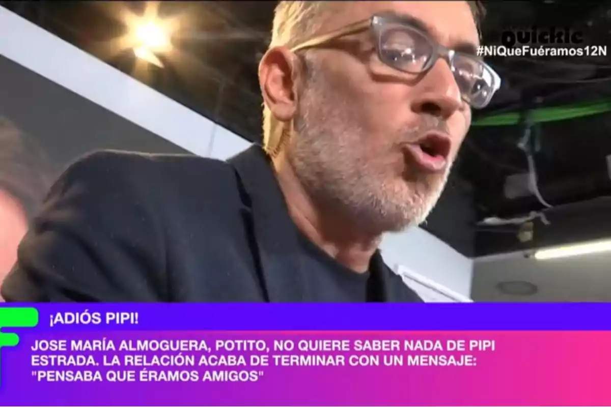 Kiko Hernández con gafas y barba aparece en un estudio de televisión con un texto en la parte inferior que menciona una ruptura de amistad.