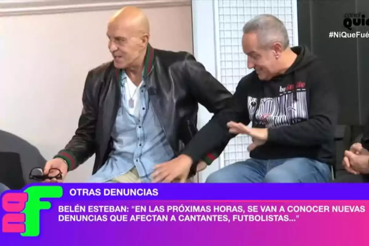 Kiko Matamoros y Víctor Sandoval conversan en un programa de televisión con un rótulo que menciona nuevas denuncias que afectan a cantantes y futbolistas. Kiko Matamoros y Víctor Sandoval conversan en un programa de televisión con un rótulo que menciona nuevas denuncias que afectan a cantantes y futbolistas.