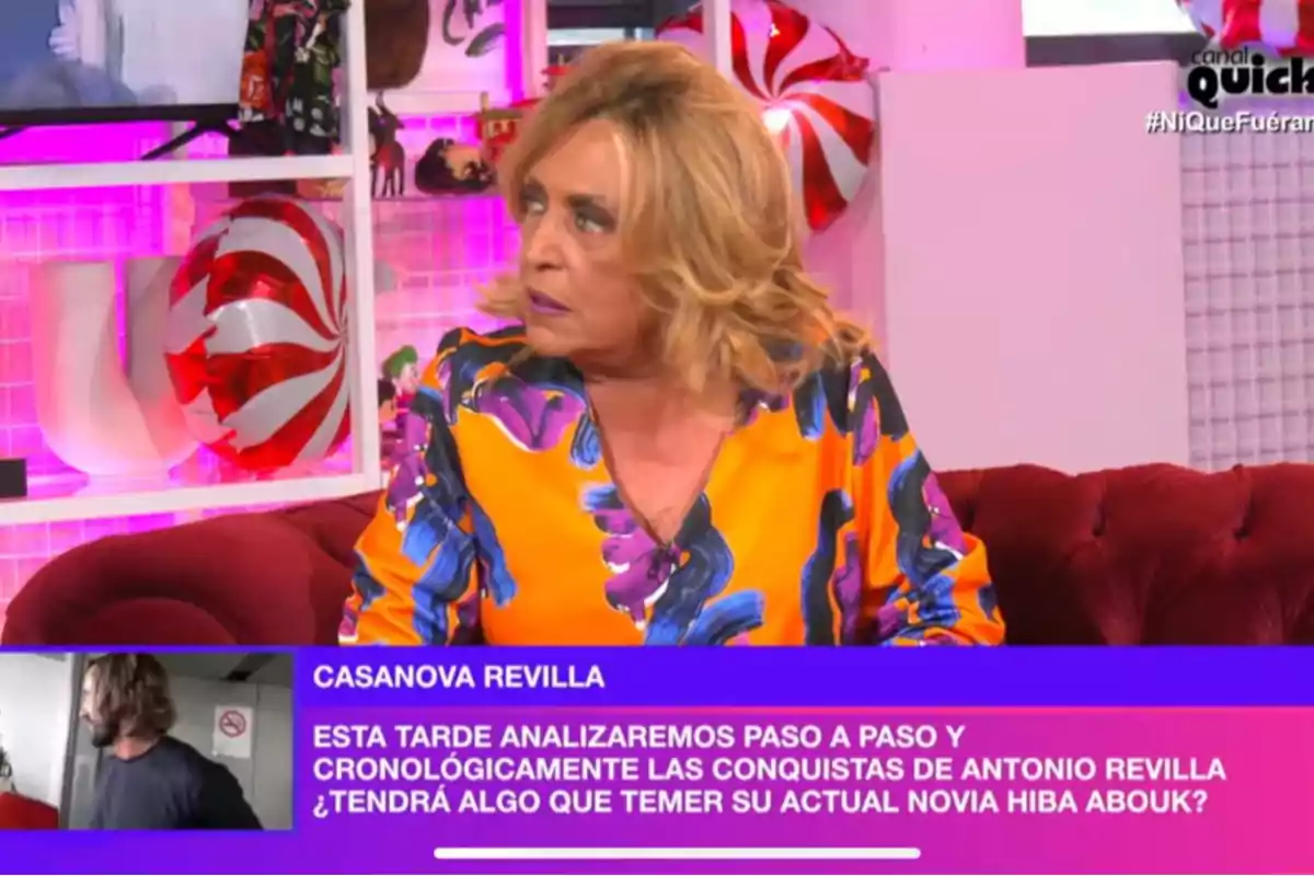 Lydia Lozano con blusa colorida está sentada en un set de televisión con decoración vibrante y un texto en pantalla que menciona un análisis sobre las conquistas de Antonio Revilla. Lydia Lozano con blusa colorida está sentada en un set de televisión con decoración vibrante y un texto en pantalla que menciona un análisis sobre las conquistas de Antonio Revilla.