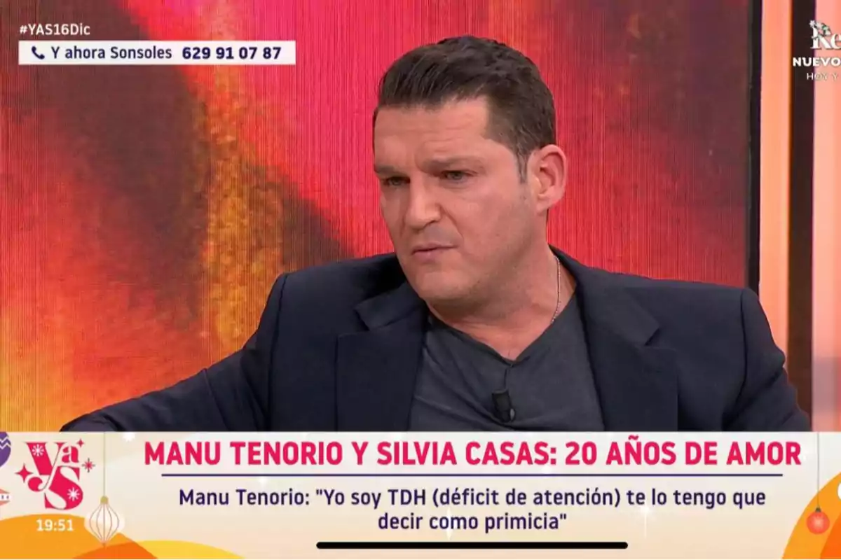 Manu Tenorio en un programa de televisión hablando sobre su relación y compartiendo una primicia personal. Manu Tenorio en un programa de televisión hablando sobre su relación y compartiendo una primicia personal.