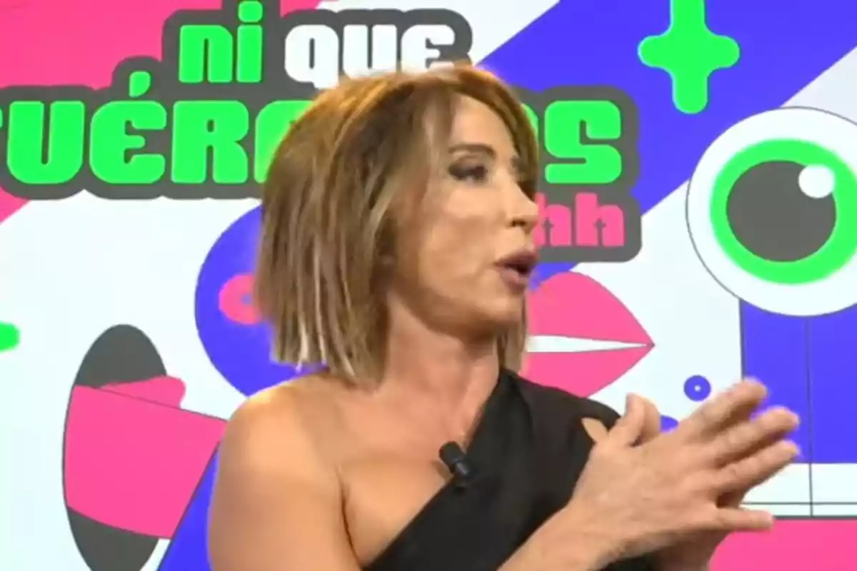 María Patiño hablando en 'Ni que fuéramos' con un fondo colorido y letras grandes. María Patiño hablando en 'Ni que fuéramos' con un fondo colorido y letras grandes.