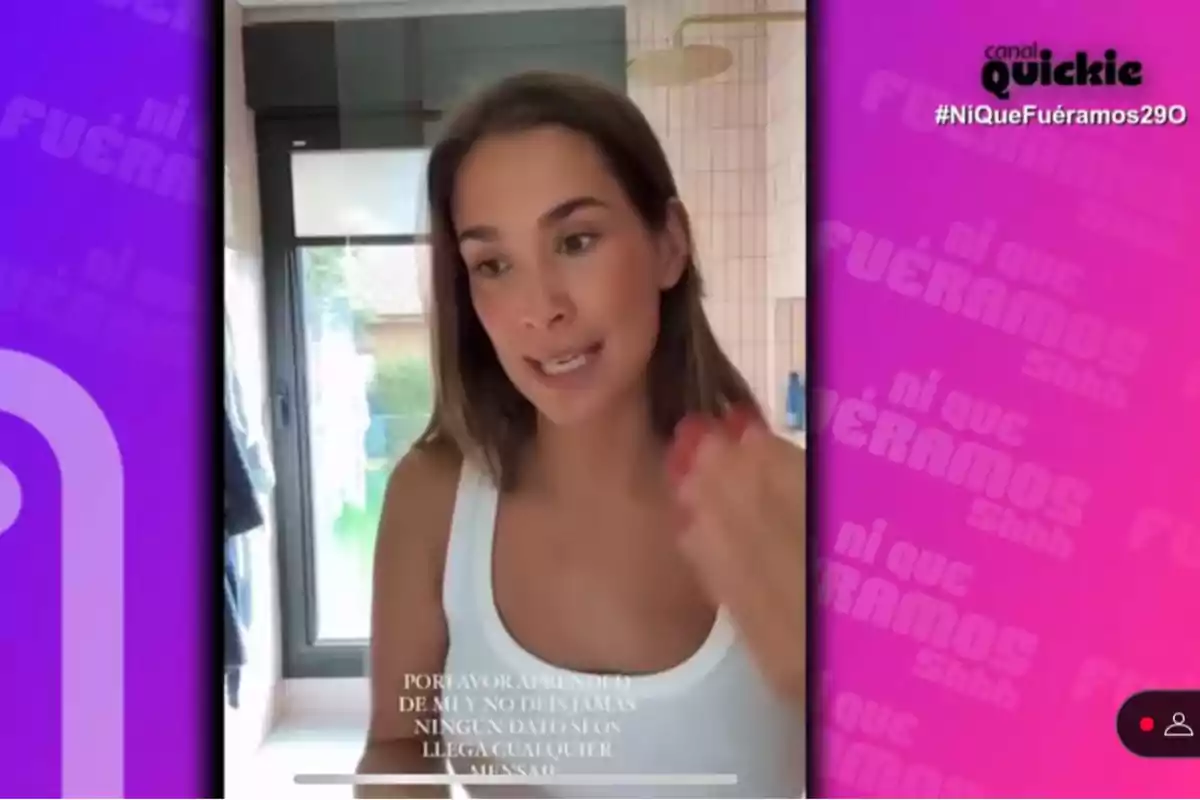 María Pombo con camiseta blanca aparece en un video con un fondo de baño y un mensaje de advertencia en la parte inferior. A la derecha, hay un diseño gráfico con el texto María Pombo con camiseta blanca aparece en un video con un fondo de baño y un mensaje de advertencia en la parte inferior. A la derecha, hay un diseño gráfico con el texto