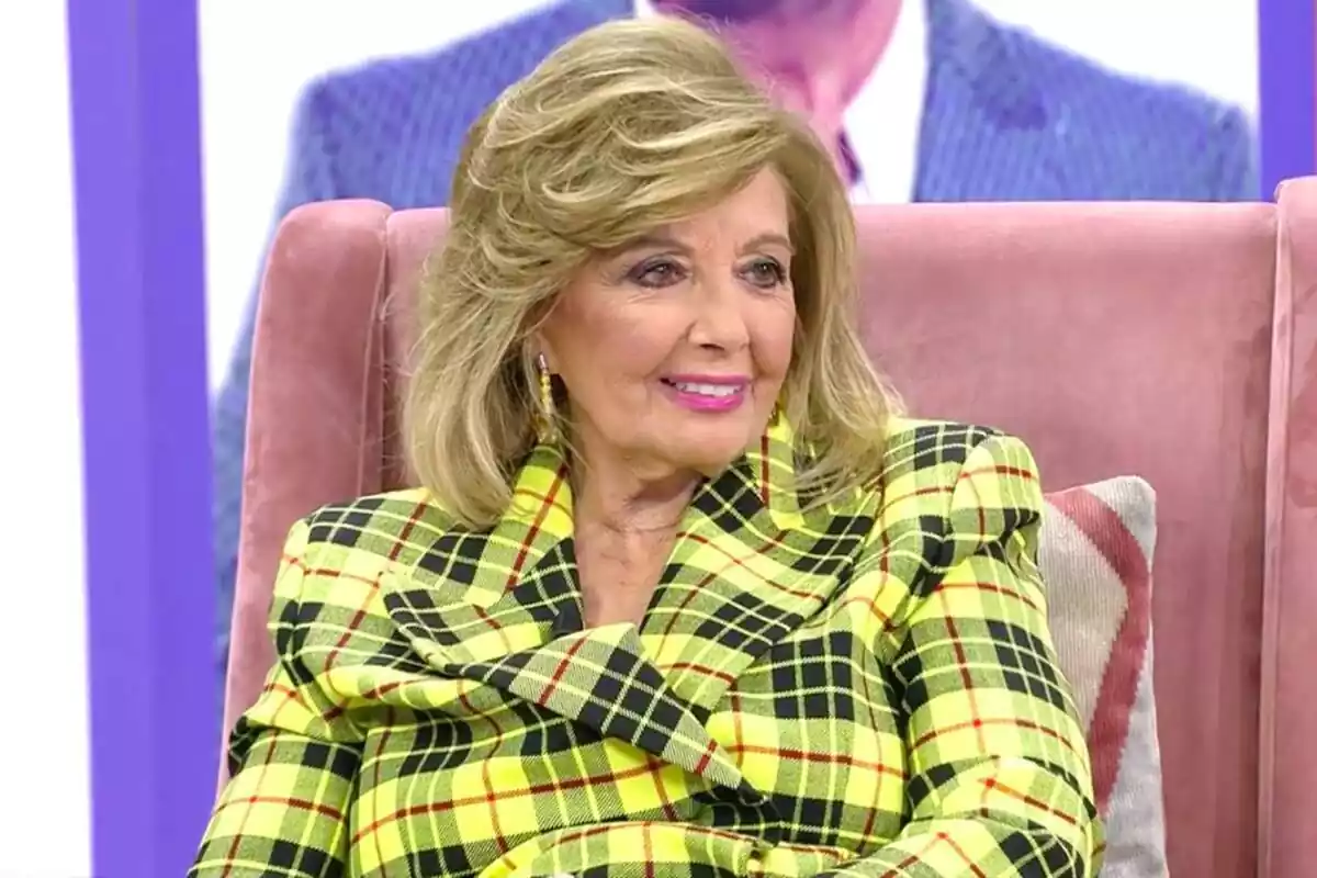 Imagen de María Teresa Campos, feliz con un traje amarillo de cuadros durante una entrevista en 'Viva la Vida' en el año 2021